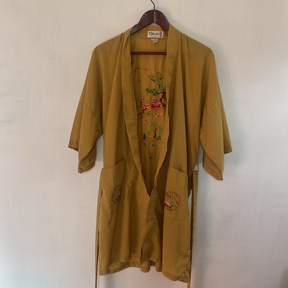 VINTAGE HEALTH CHINESE Embroidered Kimono with Scenic Design size medium